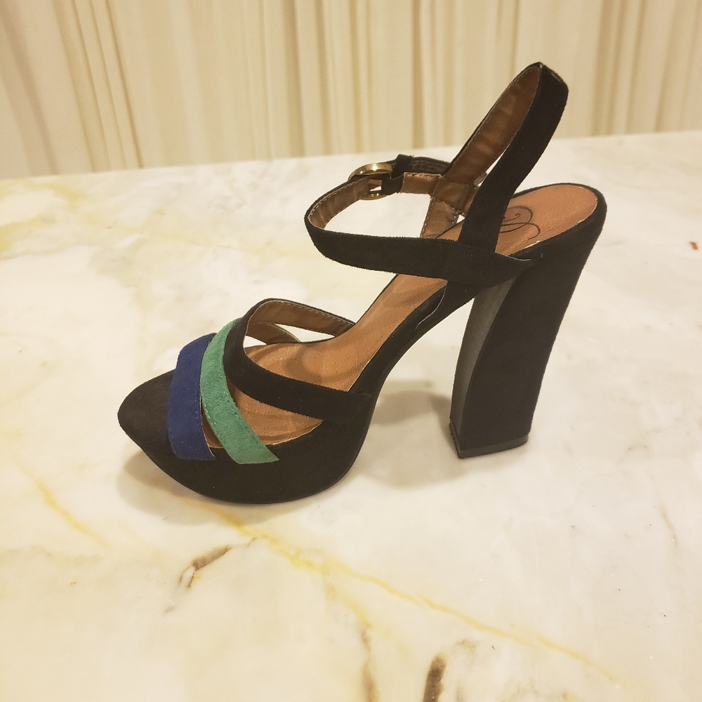 👠Oui D • Felt block heels.